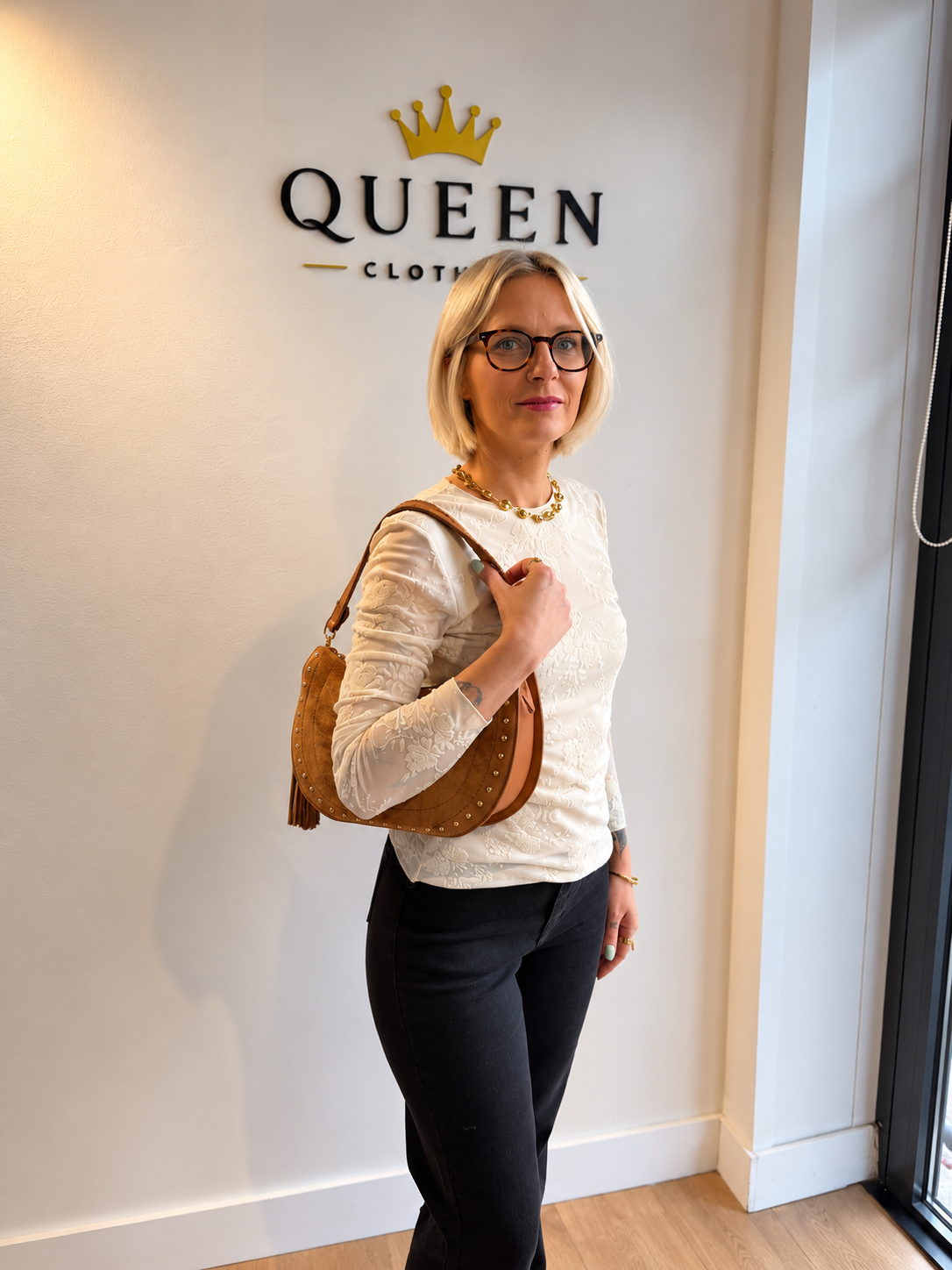 Haut en tulle écru à motifs floraux en velours