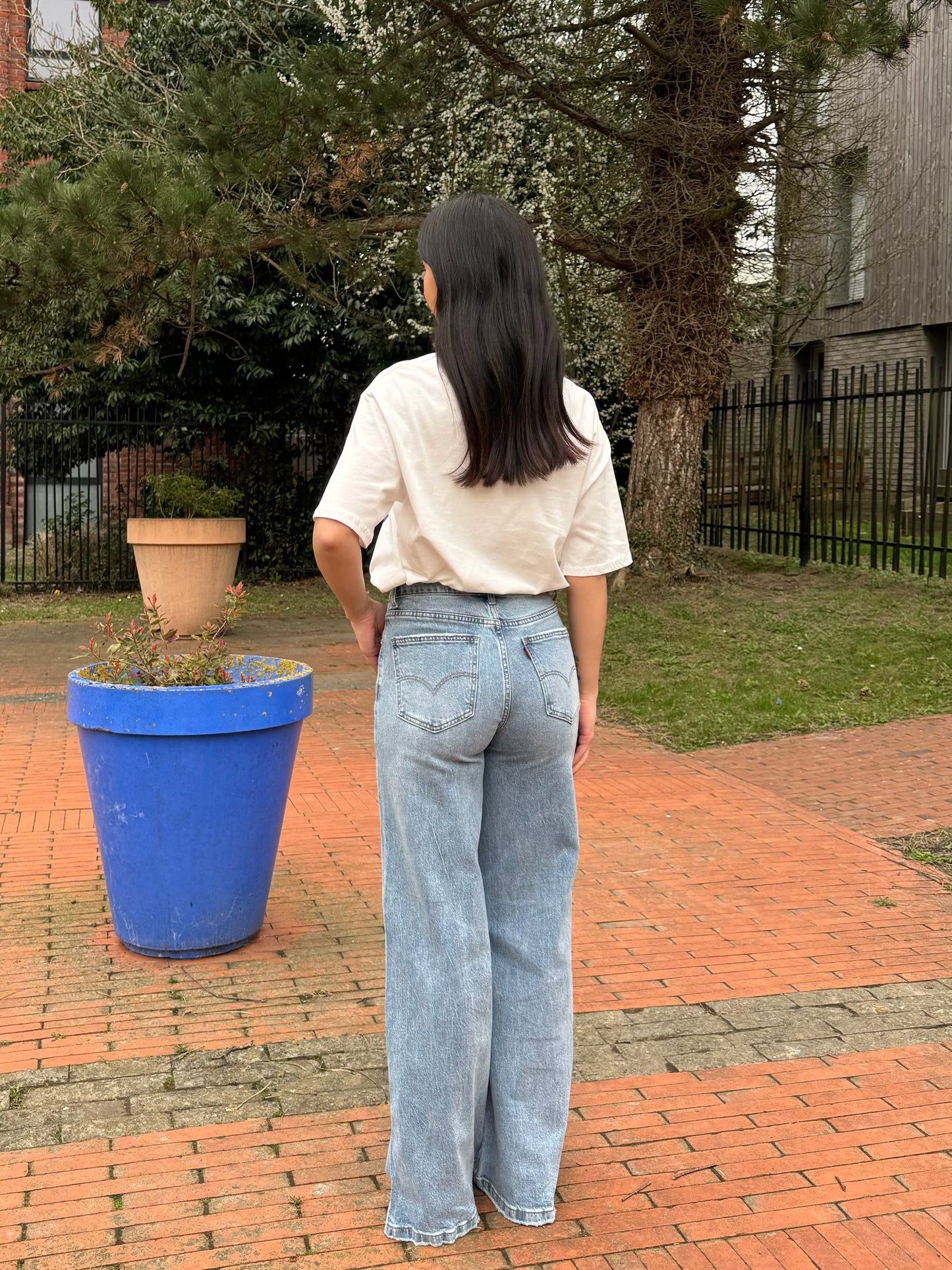 Jeans délavé wide leg – style vintage & coupe tendance 💙