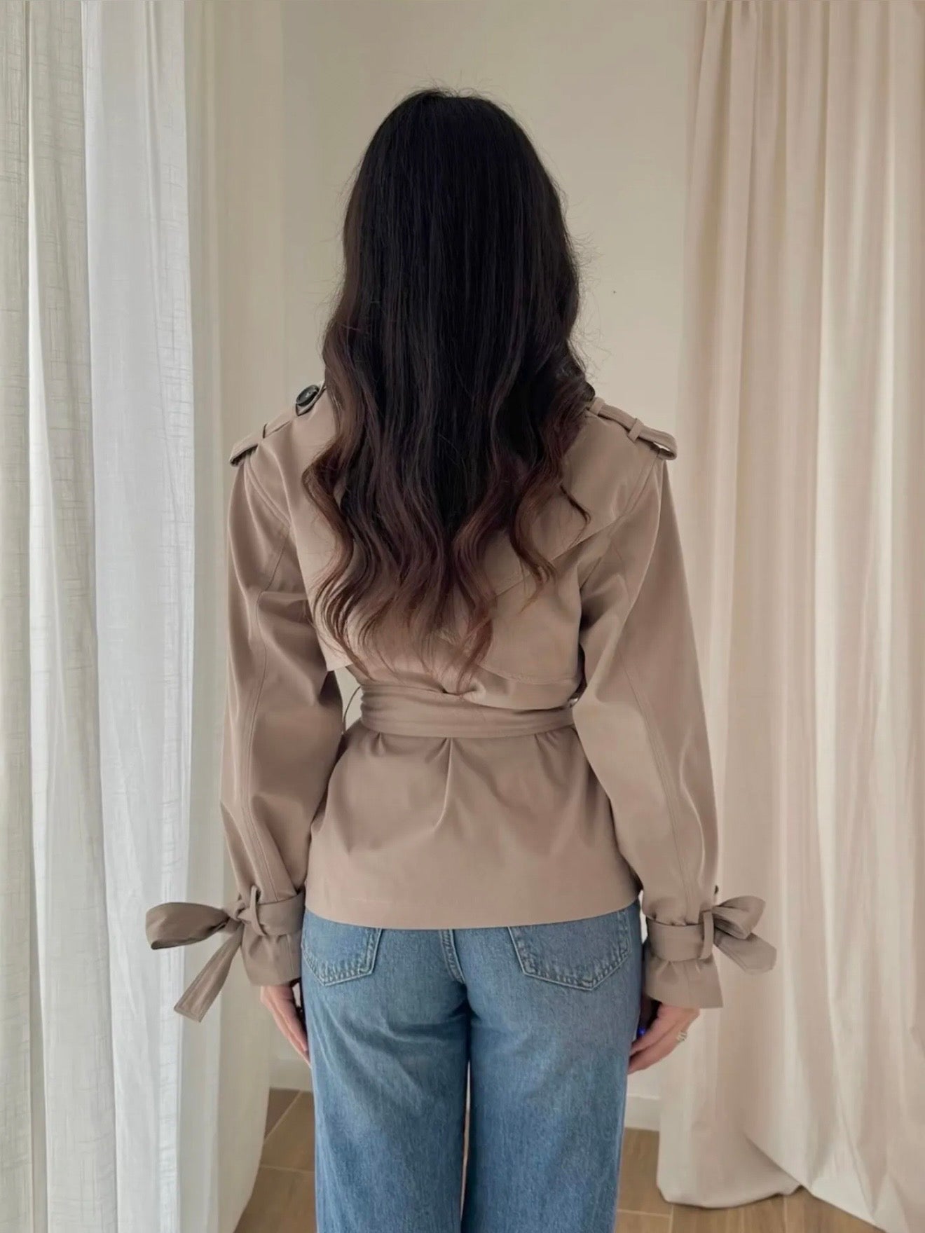 Trench court cintré beige – Élégance structurée & détails raffinés
