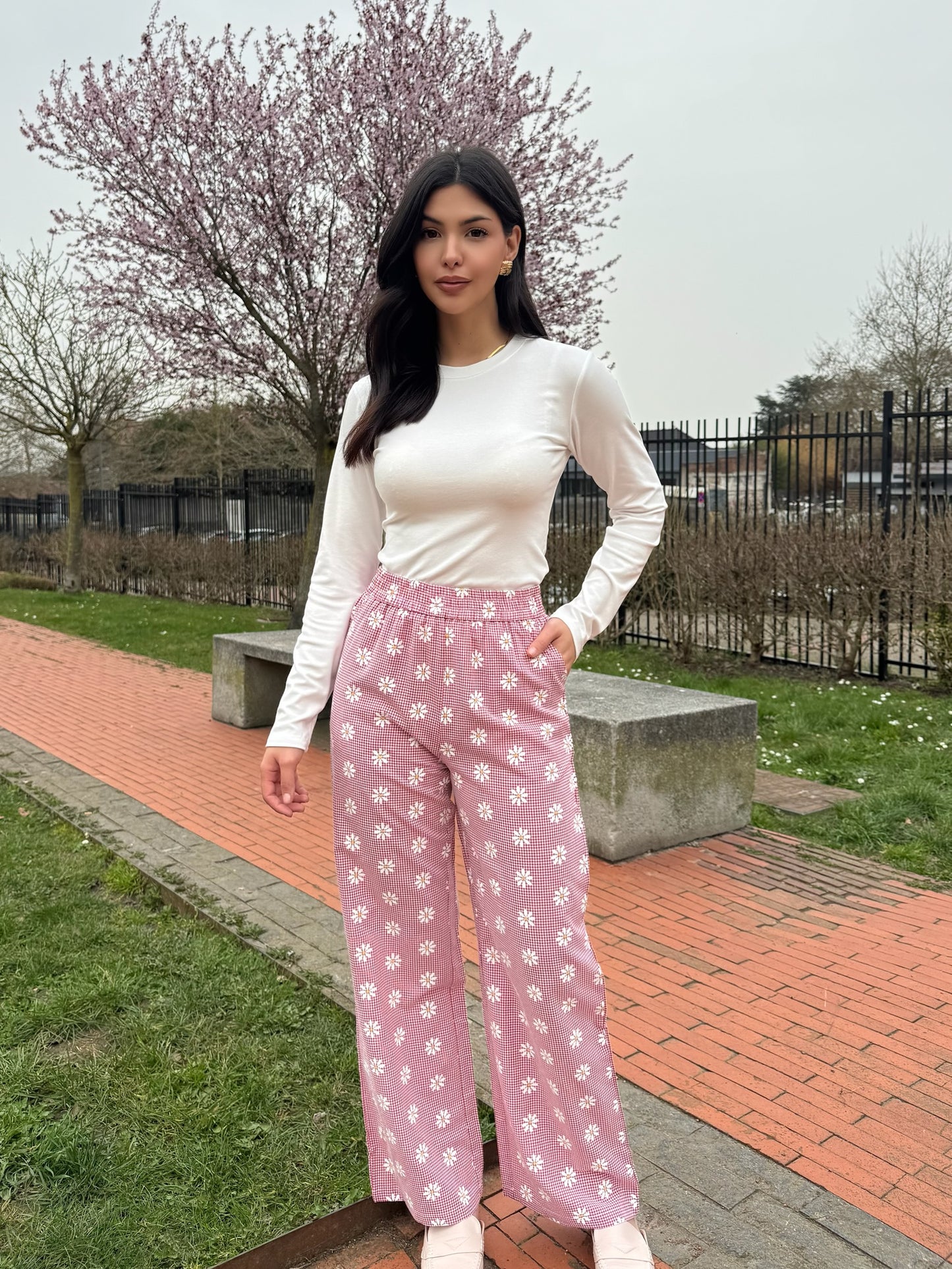 Pantalon vichy rouge à fleurs – look féminin & affirmé ❤️