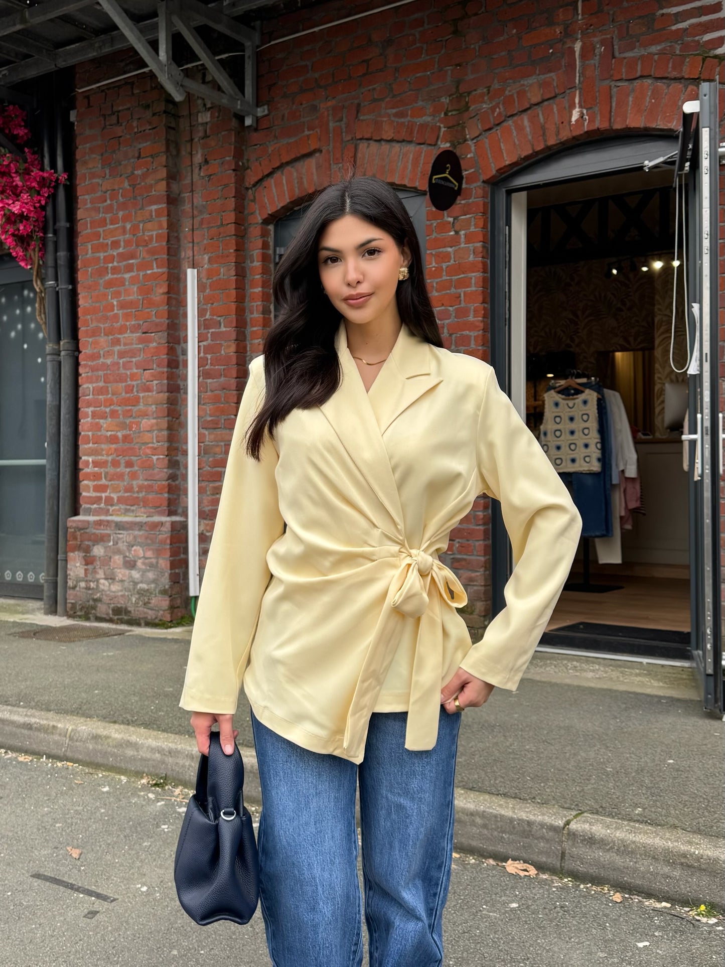 Blazer à nouer jaune – Élégance lumineuse & silhouette structurée