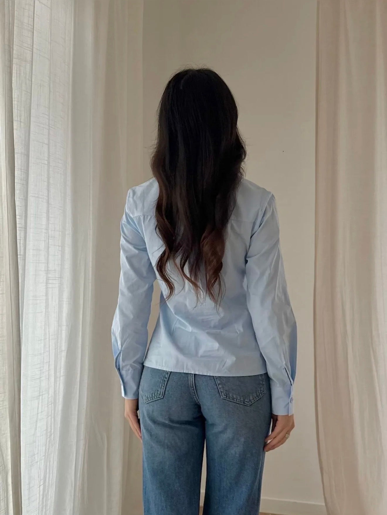 Chemise col nœud bleue – Élégance chic & féminine
