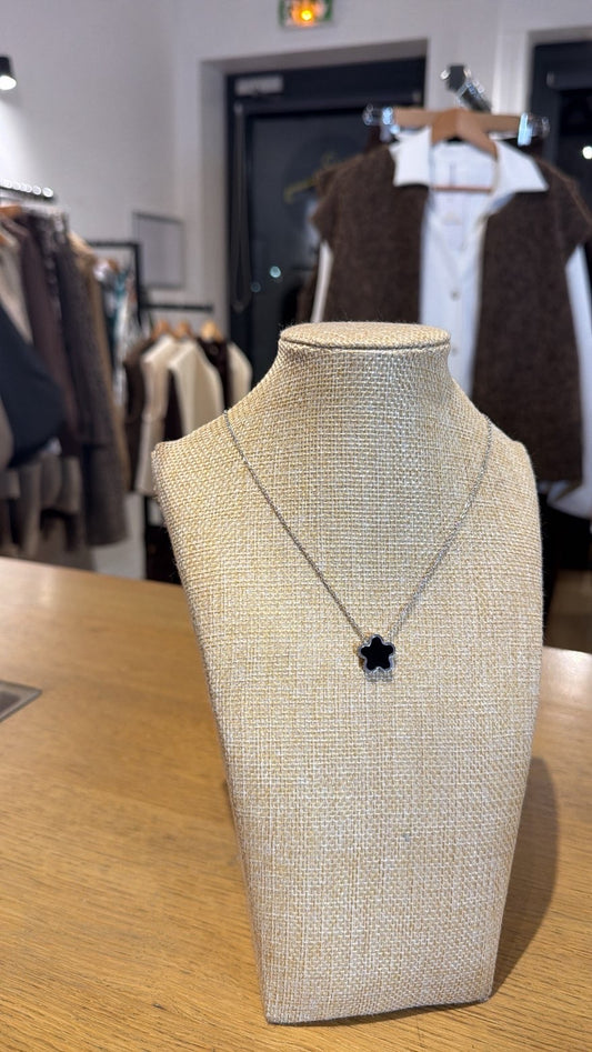 COLLIER ARGENT FLEUR NOIR ET BLANC
