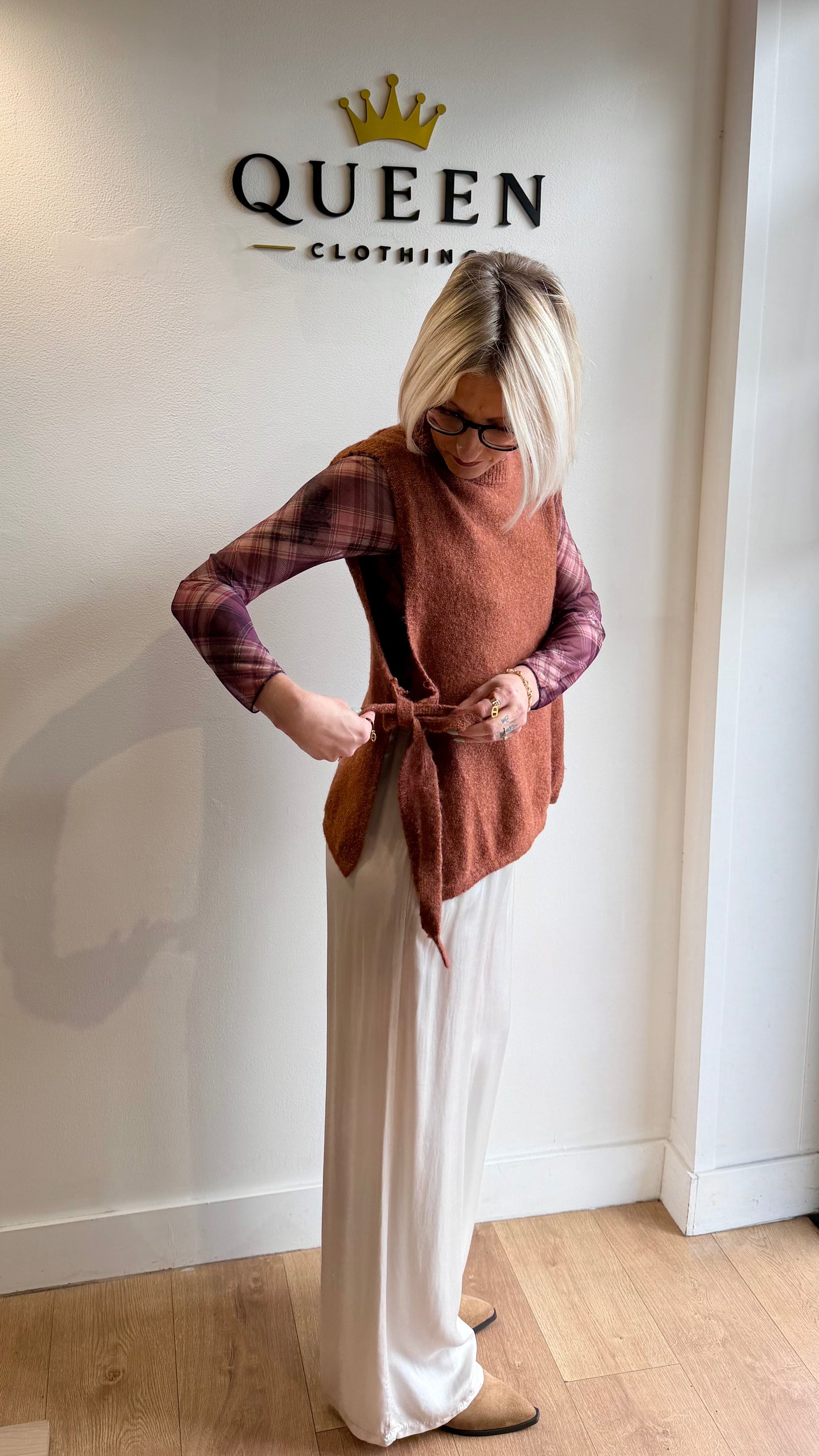 PULL EN MAILLE TERRACOTTA À NŒUD