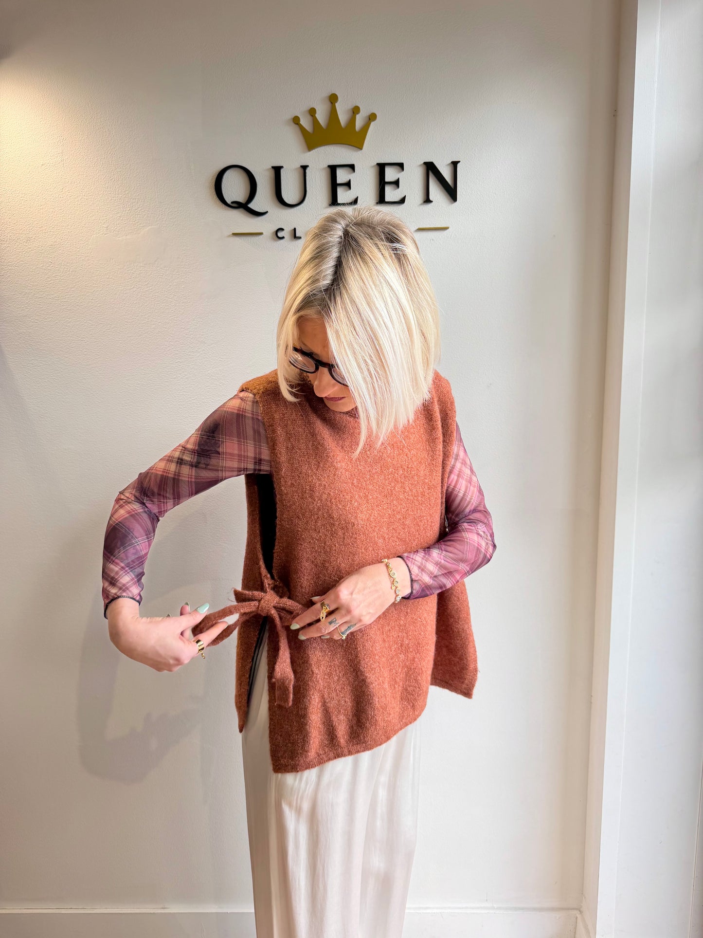 PULL EN MAILLE TERRACOTTA À NŒUD