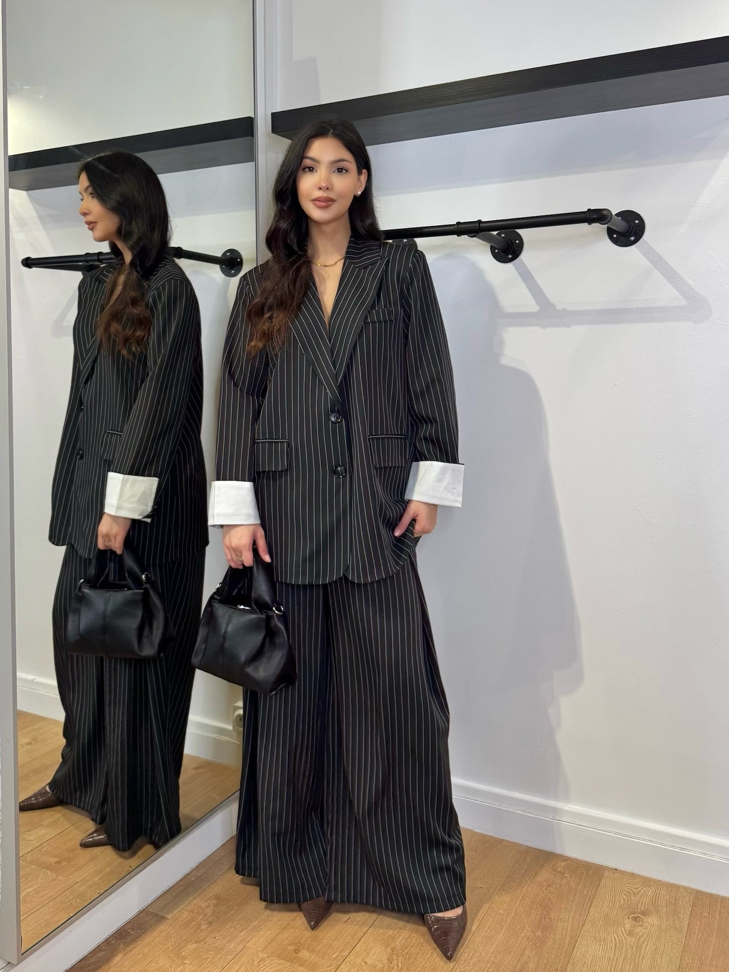 PANTALON À PINCE NOIR À RAYURE