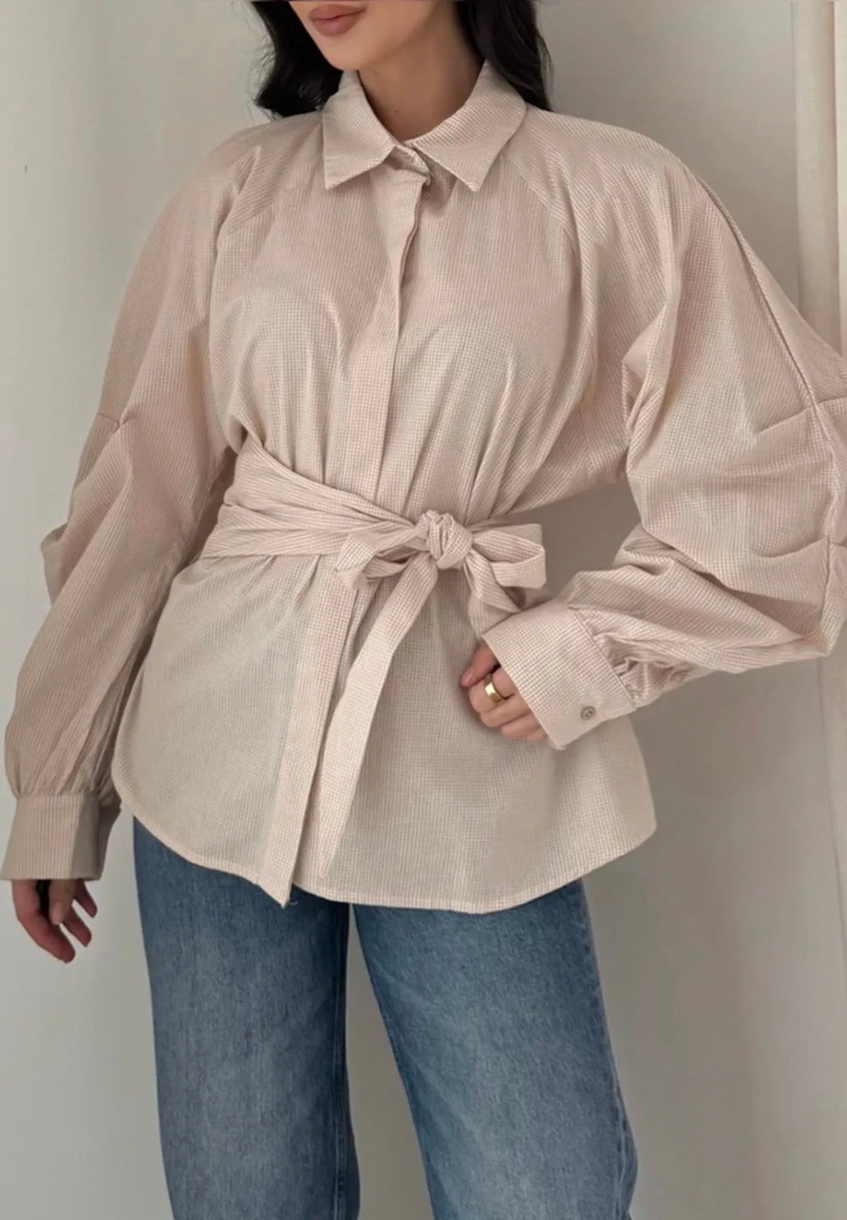 Chemisier à cintrer beige – Élégance naturelle & silhouette féminine