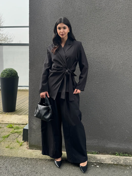 Blazer à nouer  – Élégance lumineuse & silhouette structurée