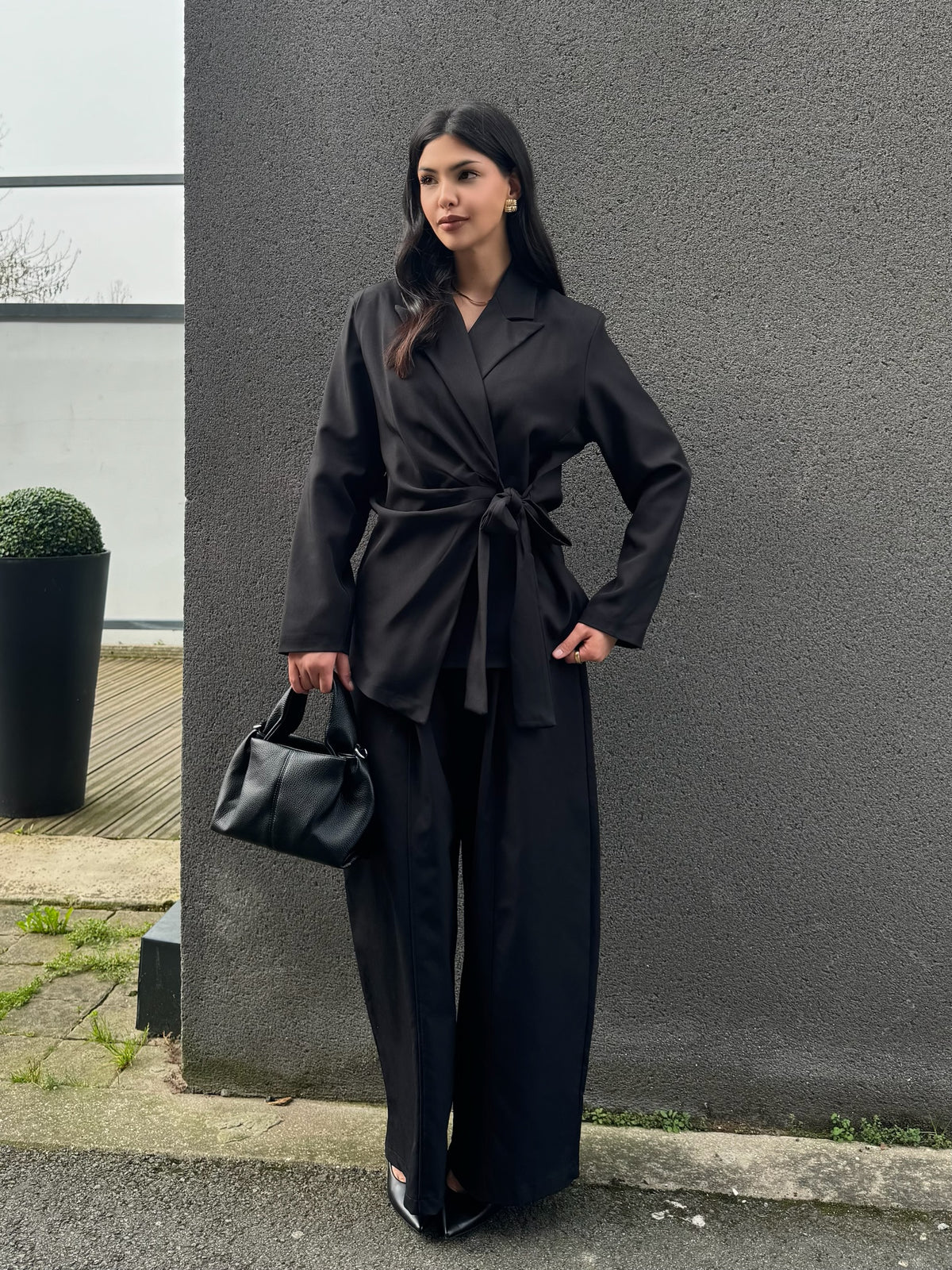 Blazer à nouer  – Élégance lumineuse & silhouette structurée