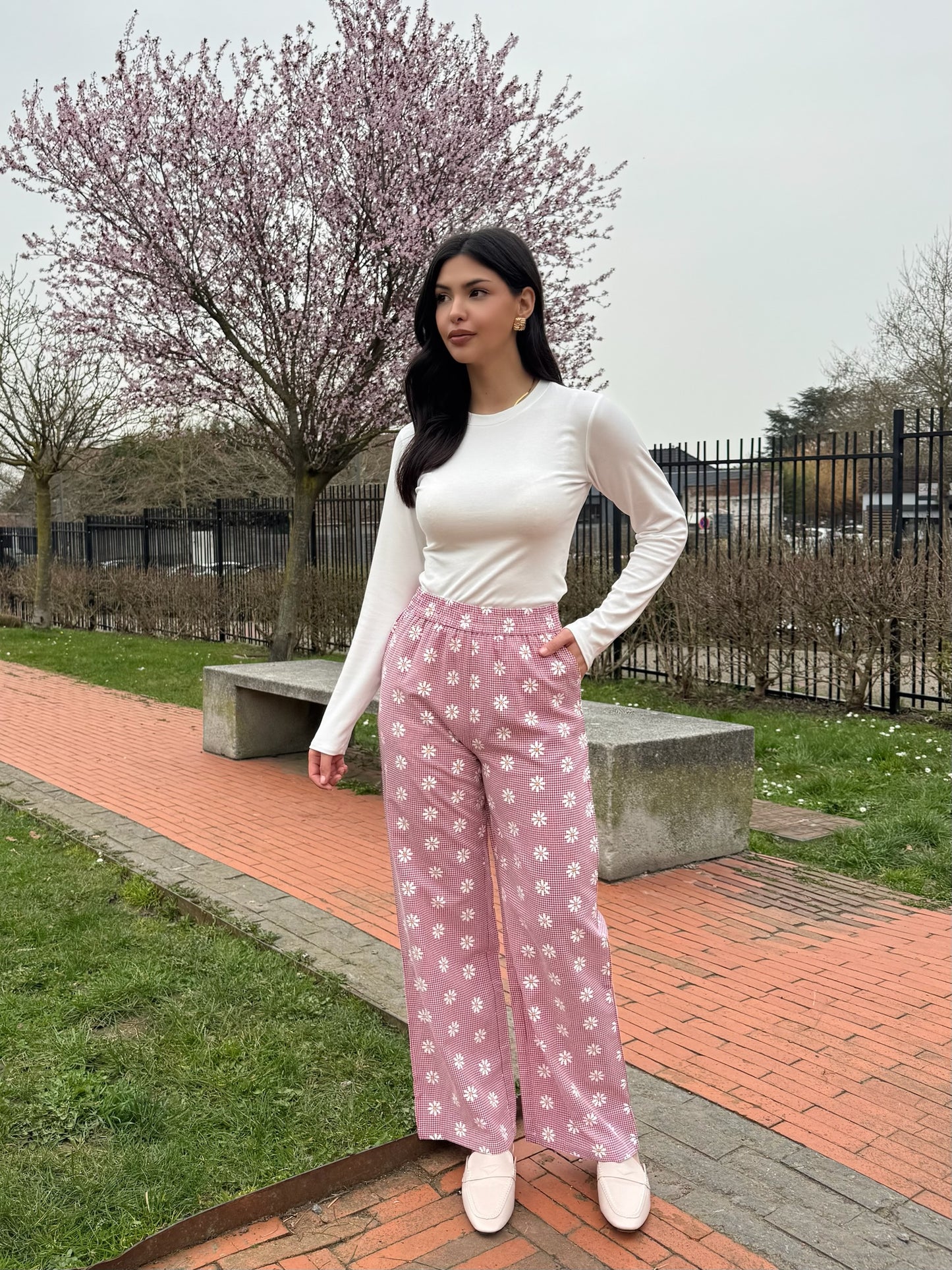 Pantalon vichy rouge à fleurs – look féminin & affirmé ❤️