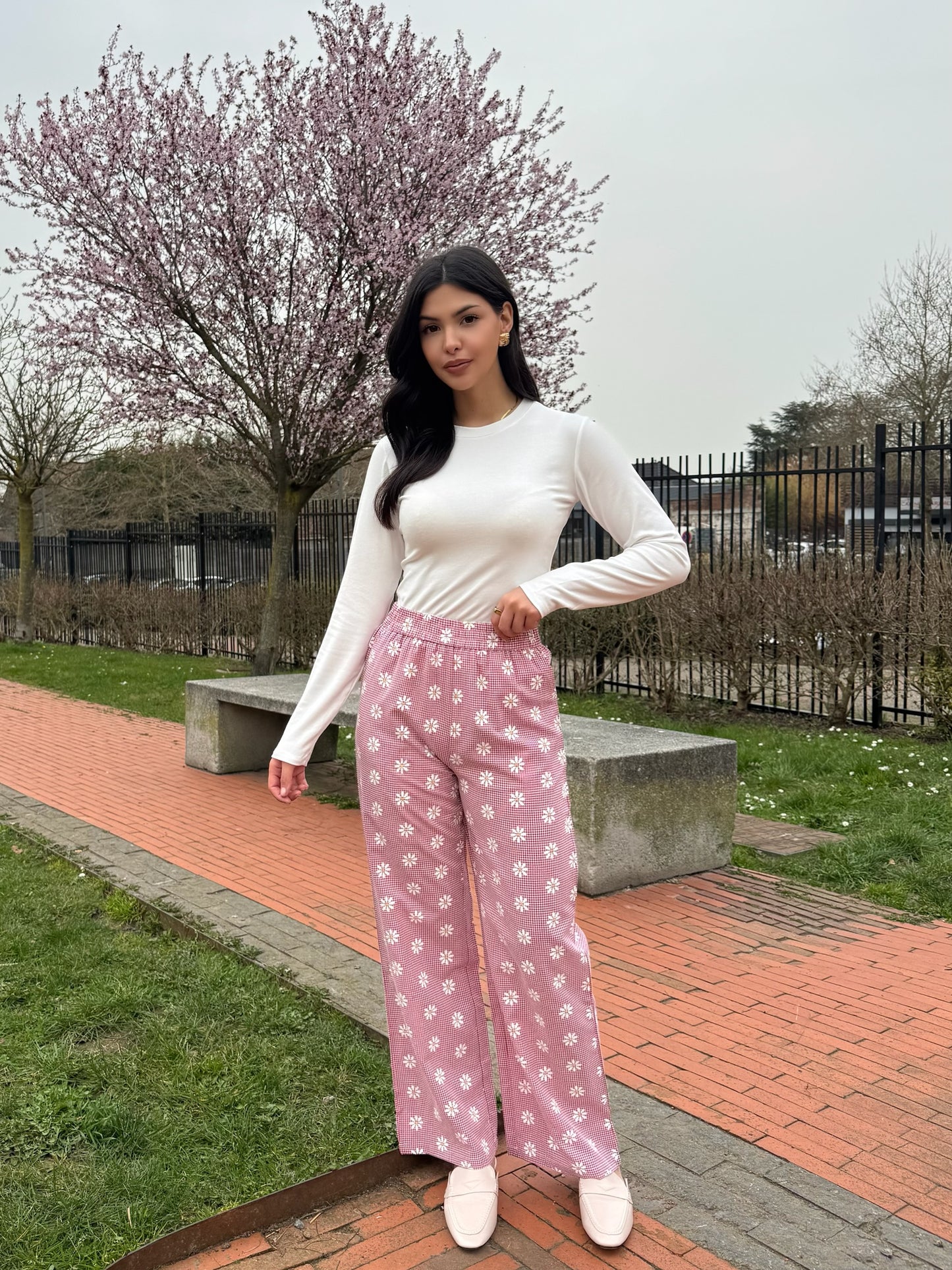 Pantalon vichy rouge à fleurs – look féminin & affirmé ❤️