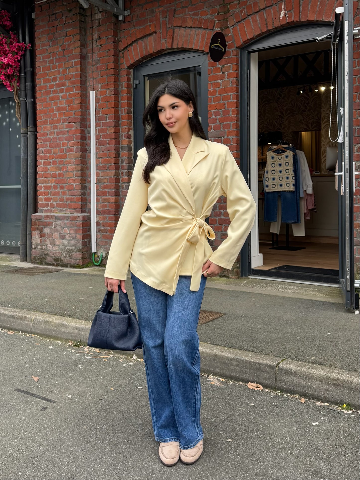 Blazer à nouer jaune – Élégance lumineuse & silhouette structurée
