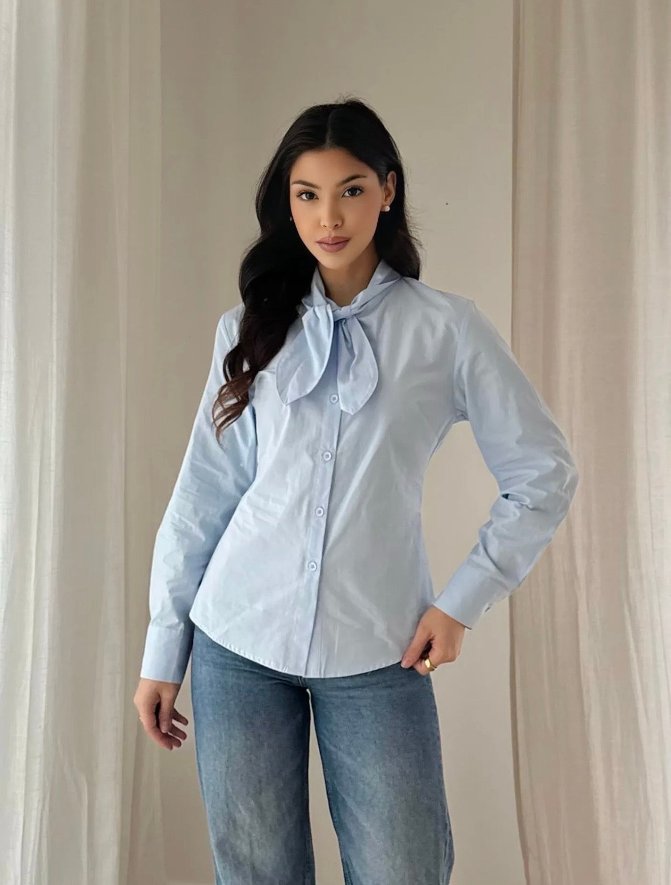 Chemise col nœud bleue – Élégance chic & féminine