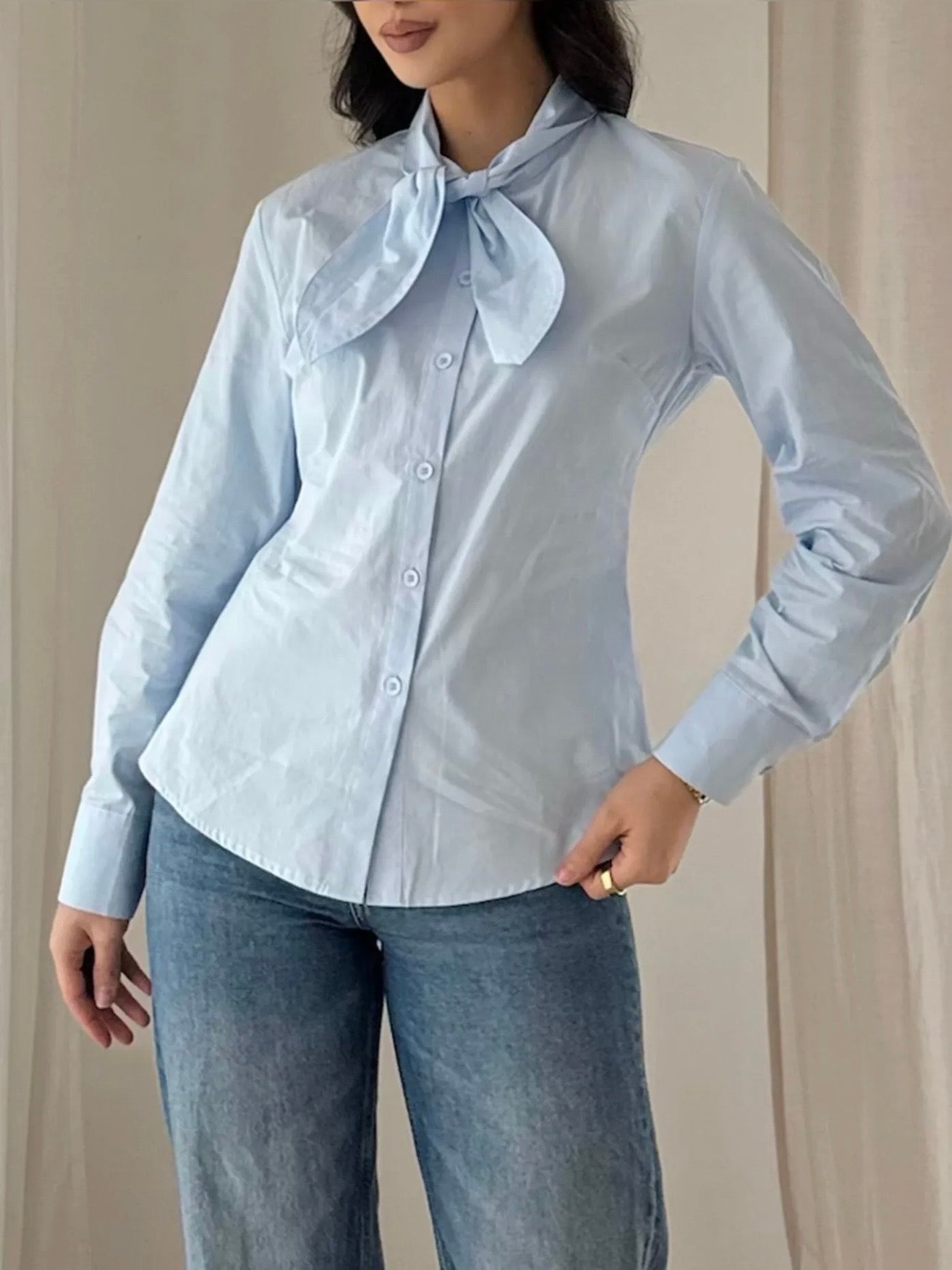 Chemise col nœud bleue – Élégance chic & féminine