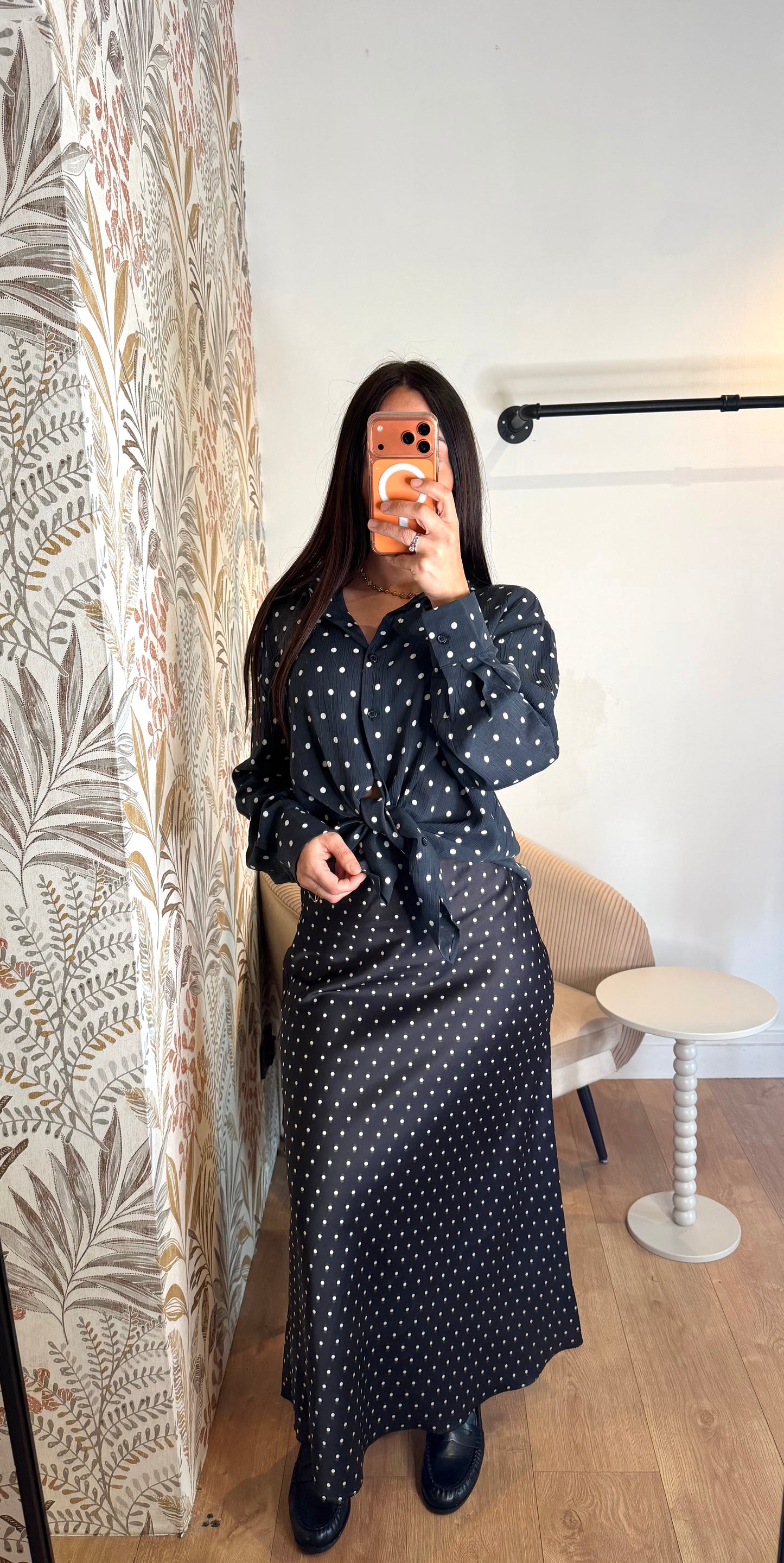 CHEMISE NOIRE À POIS BLANCS