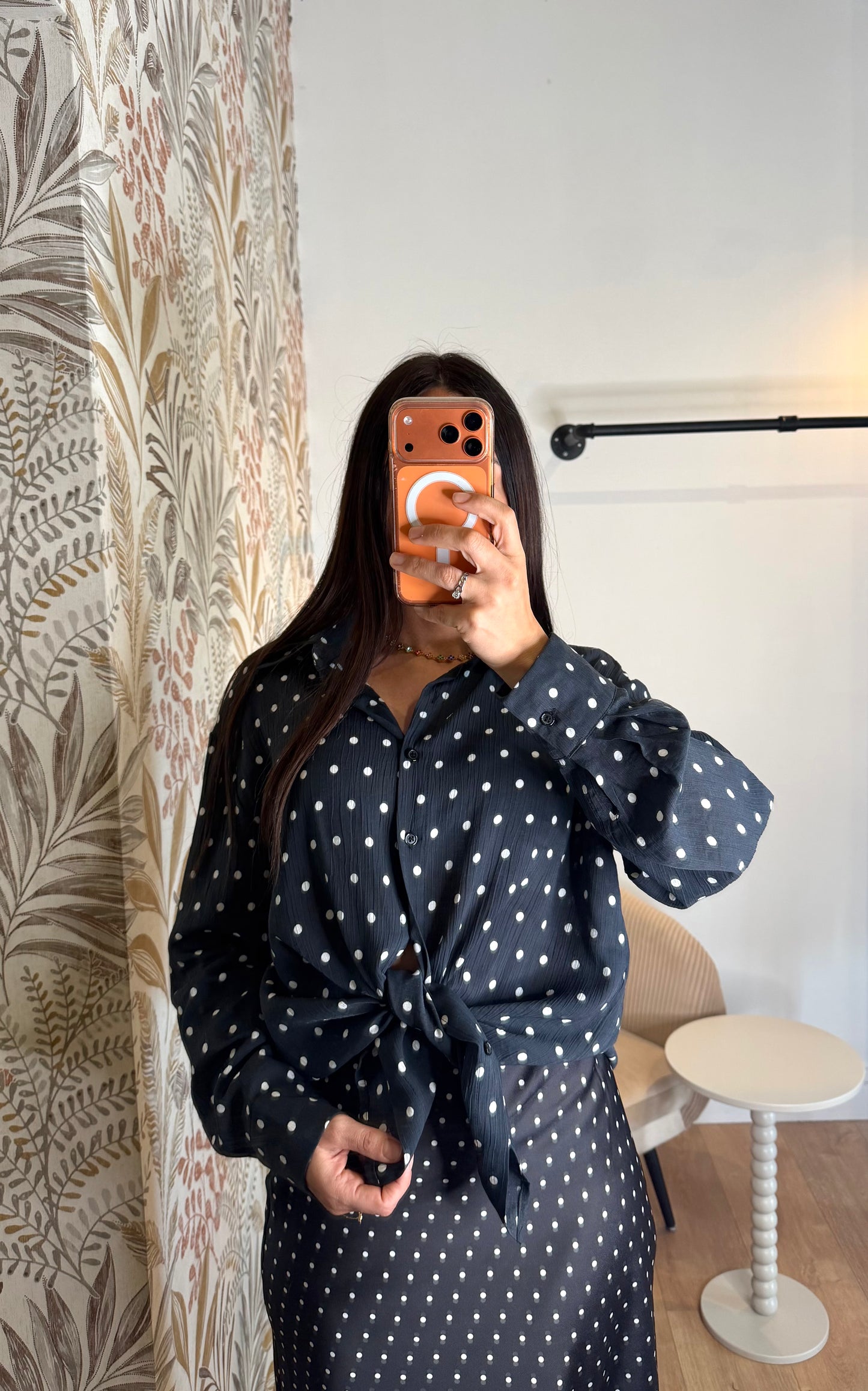 CHEMISE NOIRE À POIS BLANCS