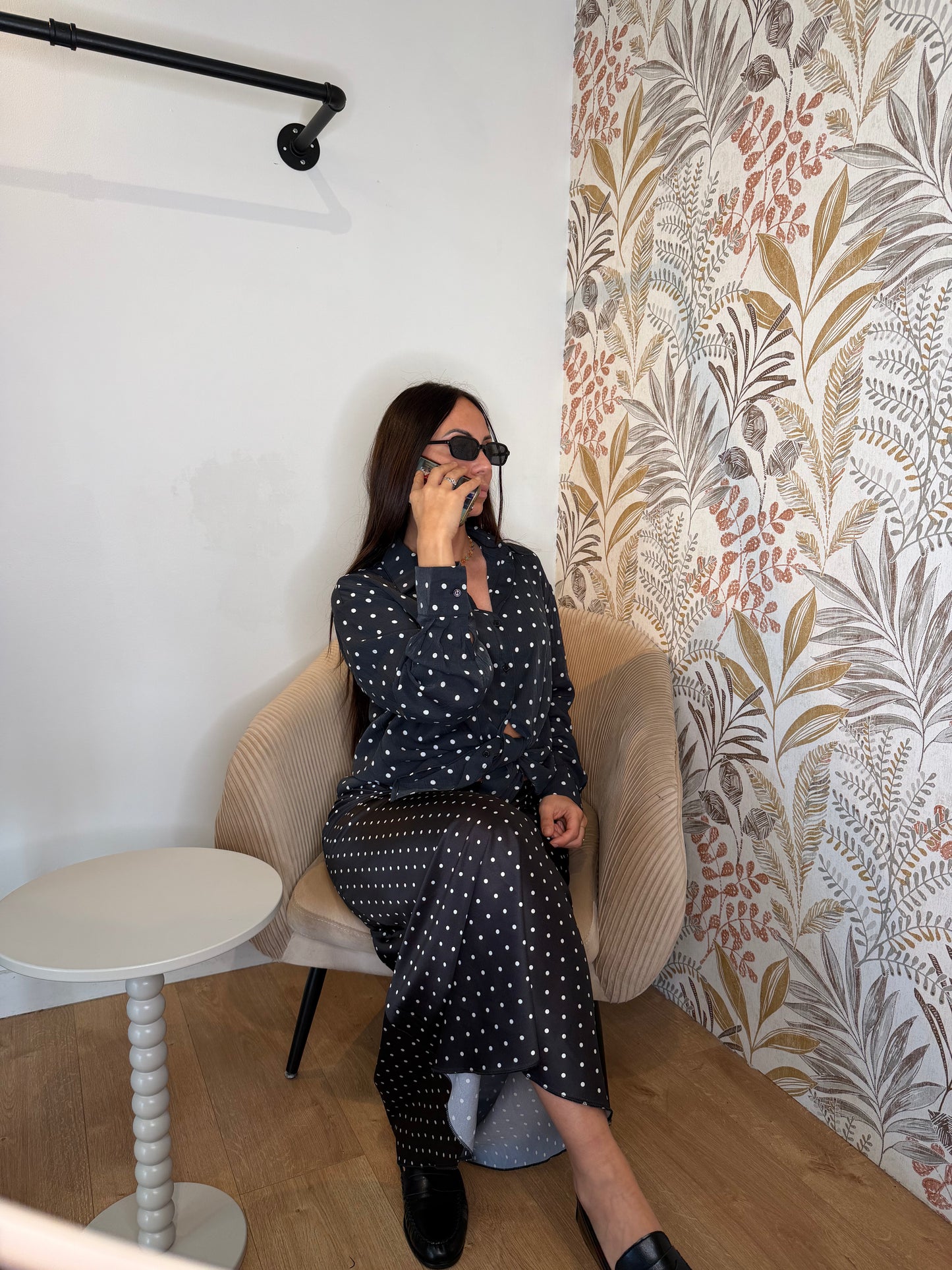 CHEMISE NOIRE À POIS BLANCS