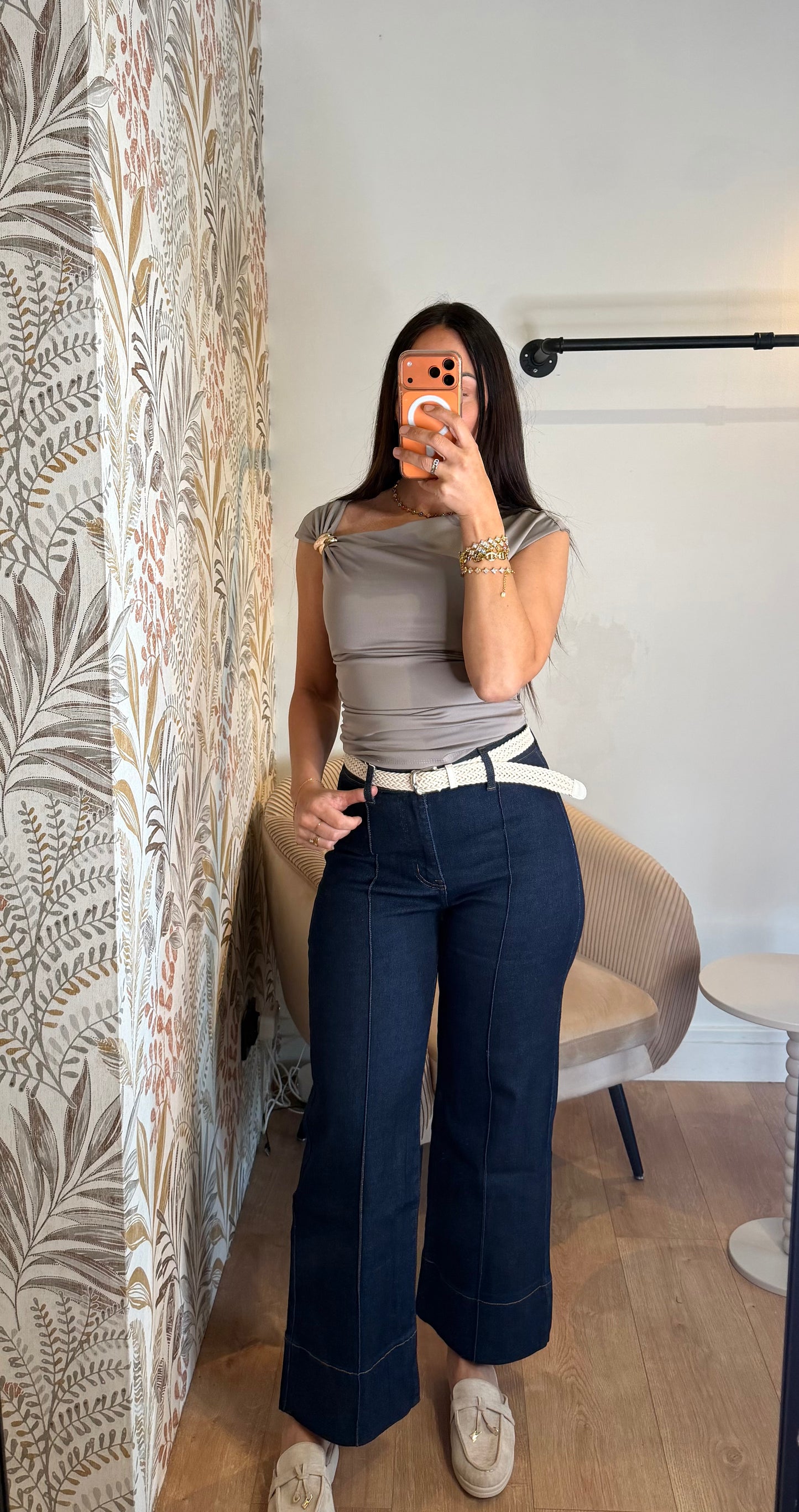 Jeans petit flare indigo avec ceinture – silhouette élégante & tendance ✨