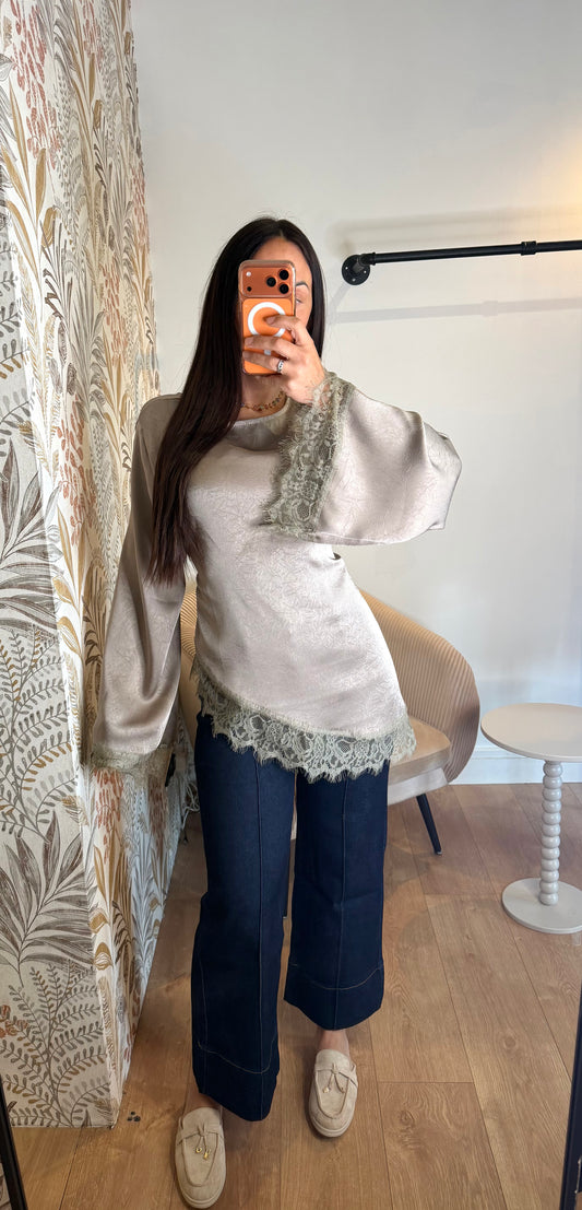 T-shirt bi-matière beige dentelle & satin – Chic naturel & élégance douce