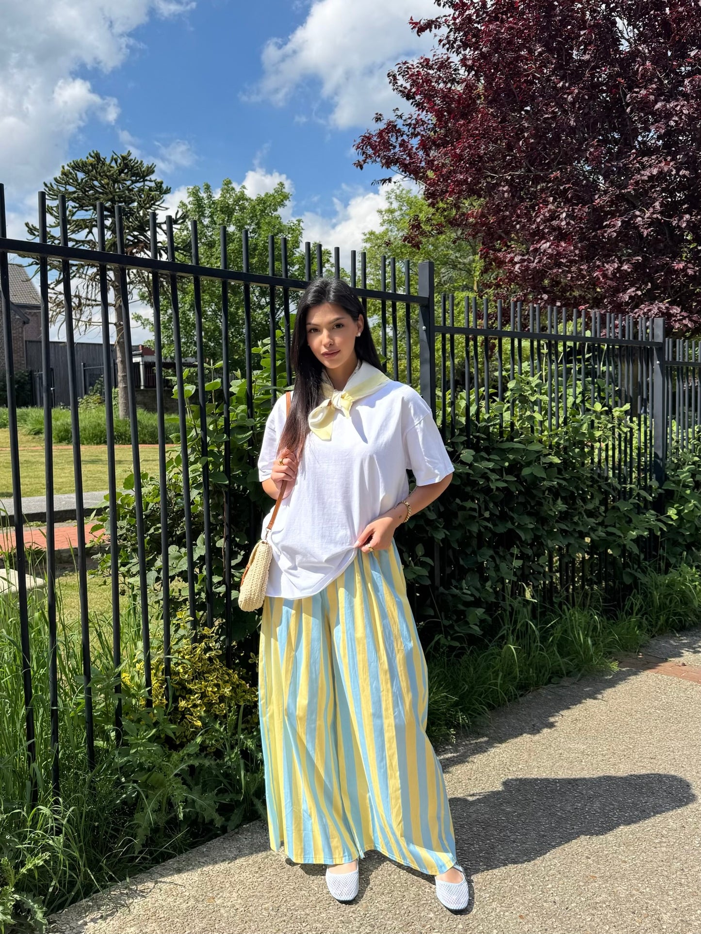T-SHIRT BASIC BLANC AVEC FOULARD JAUNE