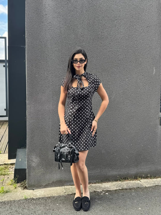 ROBE CINTRÉE NOIR A POIS BLANC