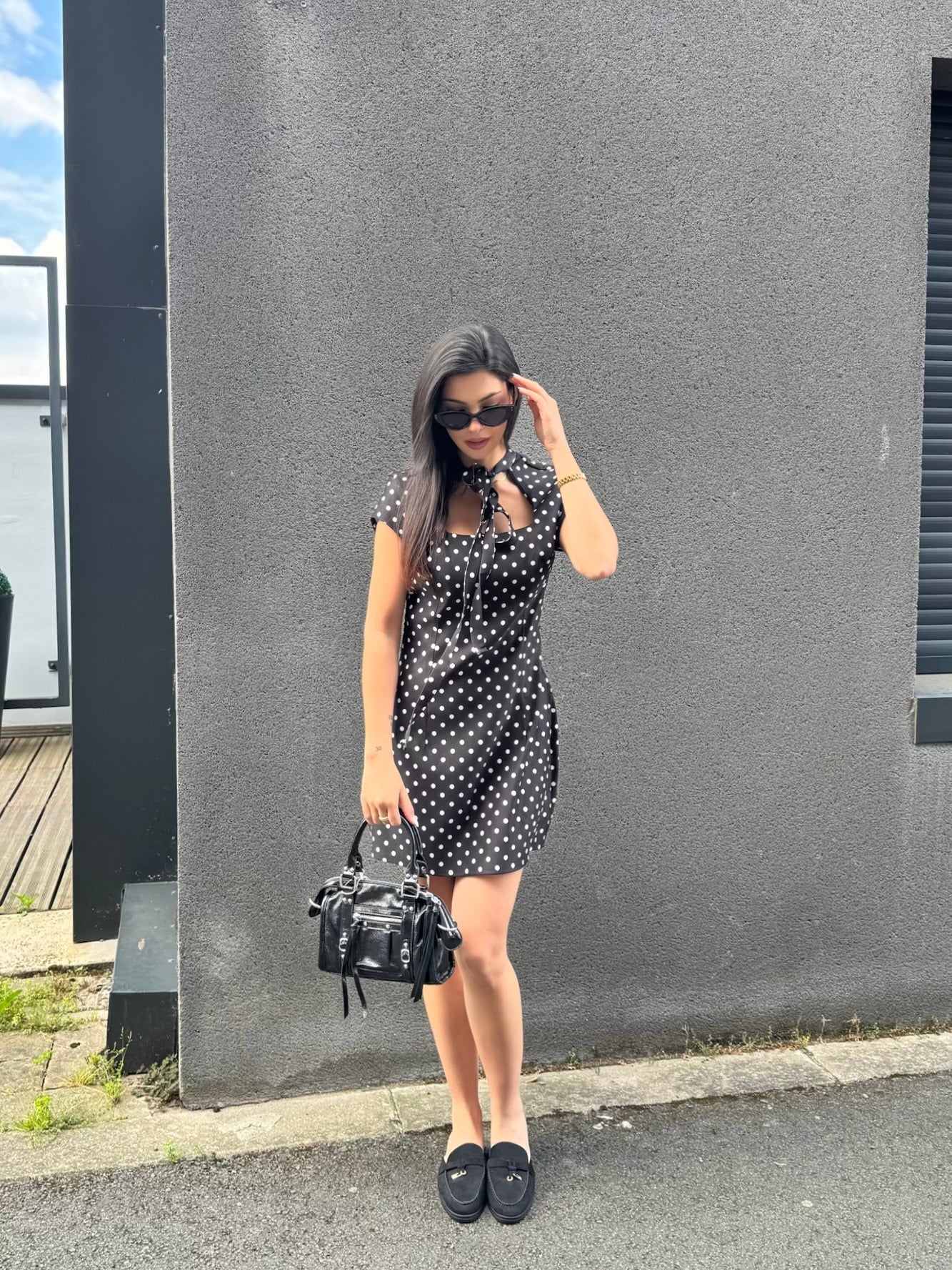 ROBE CINTRÉE NOIR A POIS BLANC